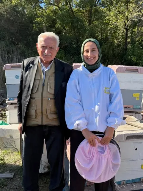 Harun Amca ve Melike, arılıkta kovanların önünde